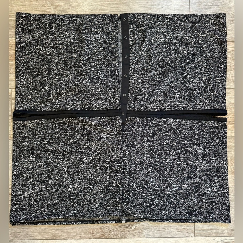 LULULEMON Vinyasa Scarf Wrap Rulu Fabric Snaps Logo Black/ White O/S - Picture 7 of 8